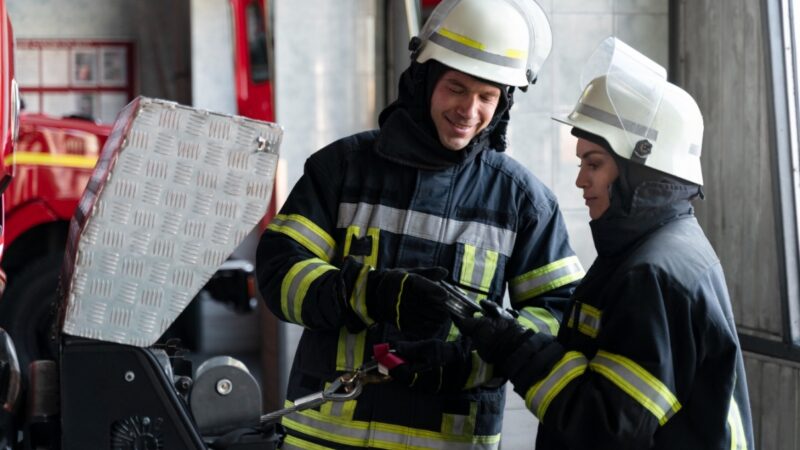Wielogodzinna akcja straży pożarnej przy gaszeniu pożaru domu w Bajerze