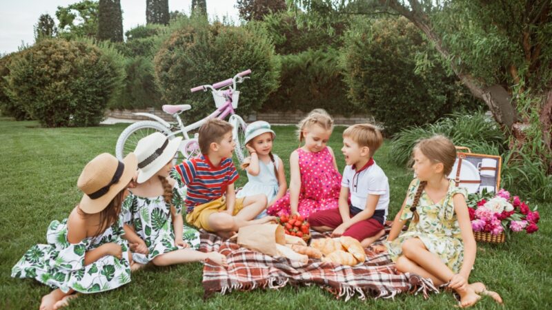 Uśmiechy na twarzach dzieci – kolejne spotkanie w ramach "Pikniku na kocyku" w Topolnie