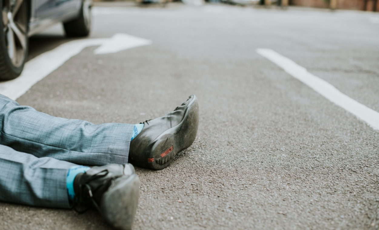 Wstrząsająca kolizja w Chełmnie: pieszy potrącony przez samochód osobowy