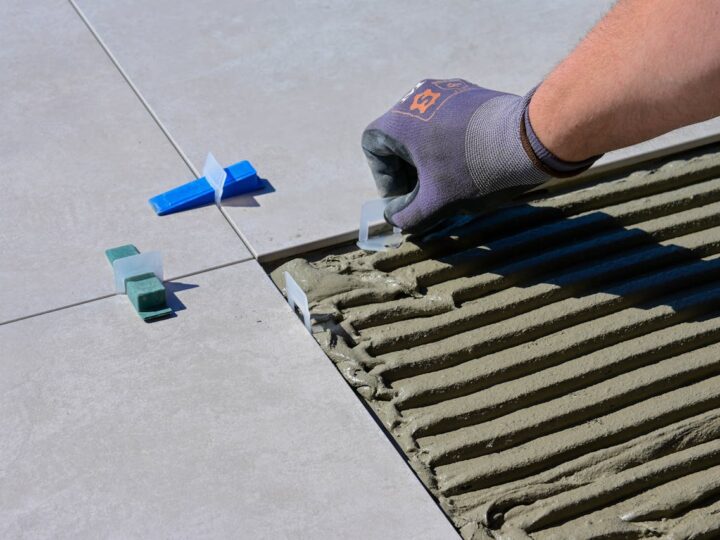 Klej szybkowiążący do płytek – kiedy się sprawdza?