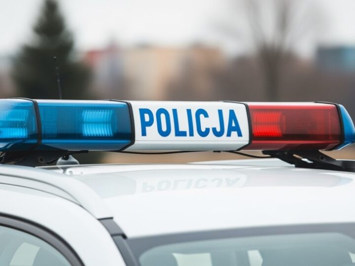 Policja poszukuje świadków kradzieży paczki – rozpoznajesz tę kobietę?