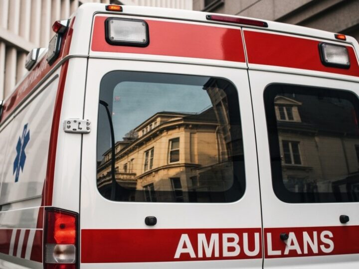 Policjanci uratowali seniora w trudnych warunkach na posesji z agresywnymi psami